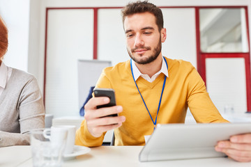 Business Mann nutzt eine Smartphone App