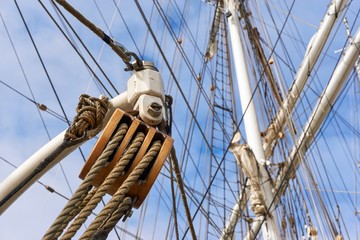Rope pulley and mast of a historical sailing ship