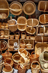 puesto de venta de cestos de mimbre