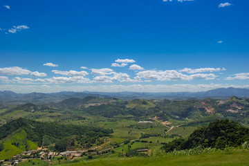 Obraz premium Hills, horizon, and clouds