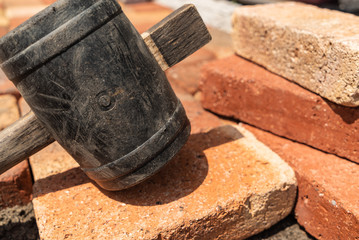 【DIY】レンガ敷　ハンマー叩く