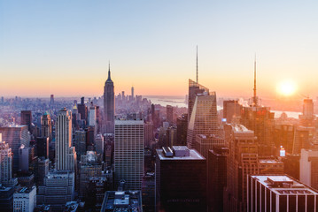 Blick auf die Innenstadt von NYC bei Sonnenuntergang © sergioloud