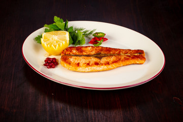 Grilled salmon with lemon