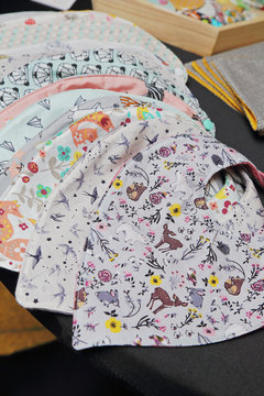 artisanat, bavoir en tissu fait main 