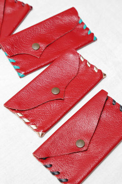 artisanat, porte-monnaie en cuir rouge 
