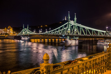 Naklejka premium night urban city colorful shot with bridge and reflection on river