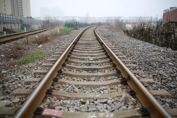 Fototapeta na wymiar voie ferrée tournant sur la droite