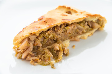 Tortino salato di crosta di pane con cavolo e cipolla