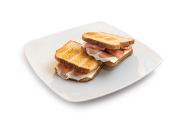 Toast al prosciutto e formaggio isolati su fondo bianco