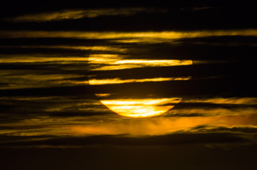 雲の切れ間を昇る太陽