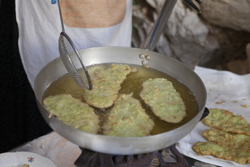 Preparazione delle frittelle di zucchine 