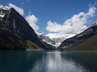 Obraz premium Blue waters of Lake Louise in summer, Banff National Park, Alberta, Canada
