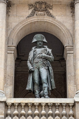 Obraz premium Napoleon statue at the Hotel Des Invalides in Paris, France