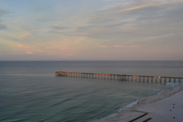 Obraz premium Pier at sunrise
