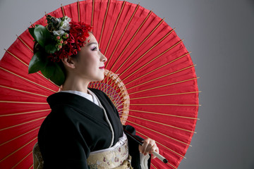 奇抜なヘアメイクの着物姿の女性