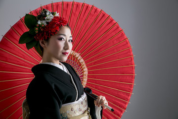 奇抜なヘアメイクの着物姿の女性