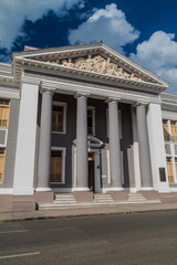 Fototapeta premium Widok na budynek Colegio San Lorenzo w Cienfuegos na Kubie.