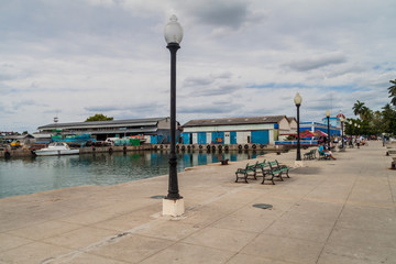 Obraz premium CIENFUEGOS, CUBA - FEBRUARY 11, 2016: Muelle Real pier in Cienfuegos, Cuba.