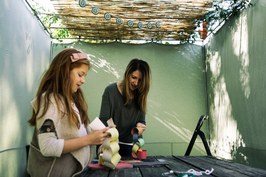 Sukkot: Family Makes Paper Chain Decorations To Hang From Schach