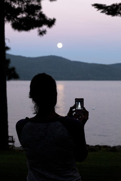 Photographing the full moon with a smartphone