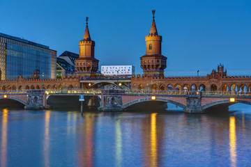 Fototapeta na wymiar The Oberbaumbridge and the river Spree in Berlin at night