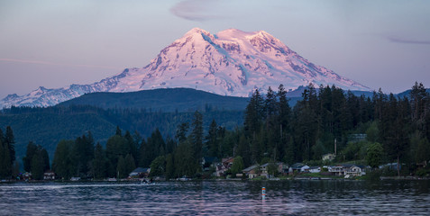 Mt Rainier Sunset on Clear Lake - obrazy, fototapety, plakaty
