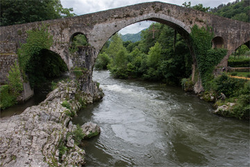 Fototapeta na wymiar pont romain à Cangas de Onis dans le nord de l'Espagne