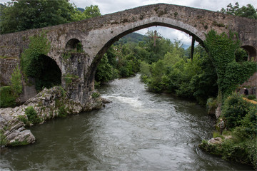 Fototapeta na wymiar pont romain à Cangas de Onis dans le nord de l'Espagne
