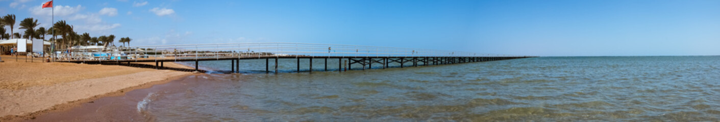 Fototapeta na wymiar bridge on the seashore