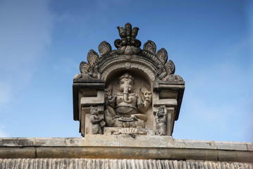Obraz premium Carved idol of Lord Ganapati on the Gopuram of Shiva temple, Gangaikonda Cholapuram, Tamil Nadu