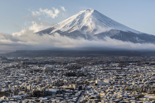 雪景色の富士吉田の街並みと富士山