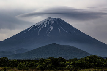 笠雲に覆われた富士山