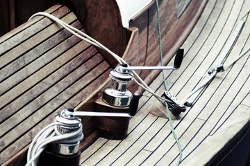 détails Bateau yacht ancien classique voilier pont teck