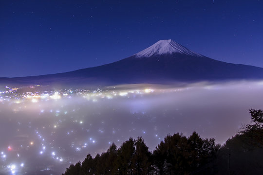 富士吉田の街並みと富士山の夜景