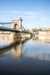 Obraz premium Landscape view on the famous chain bridge on Danube river during the morning light in Budapest city, Hungary