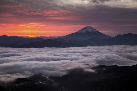 夜明けの雲海と富士山