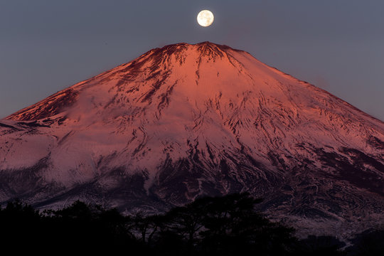 夜明けの富士山と月
