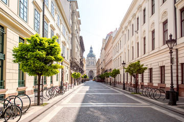 Straatmening met beroemde heilige Stephen kathedraal in de stad van Boedapest, Hongarije
