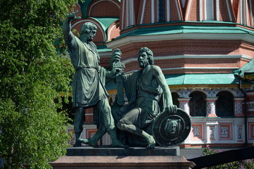Fototapeta na wymiar Monument to Minin and Pozharsky on red square in Moscow.