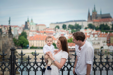 Naklejka premium Młoda rodzina z małym chłopcem odwiedza Pragę