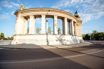 Obraz premium Morning view on the empty Heroes square with monument and column during the sunny weather in Budapest, Hungary