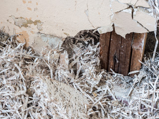 Asbest Wand in einer Wohnung