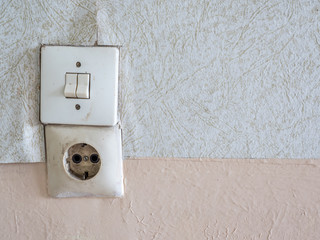 Alter Lichtschalter und Steckdose in der Wohnung