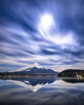 深夜の山中湖と富士山