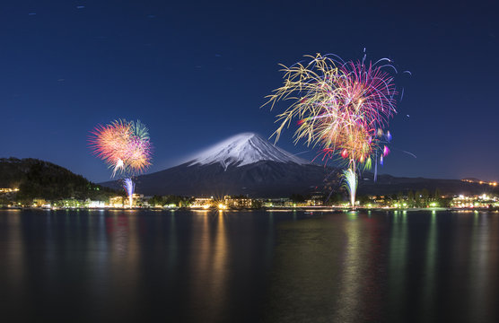 河口湖の冬の富士山と花火