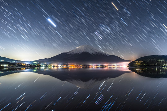 山中湖湖畔と富士山に降り注ぐ無数の星