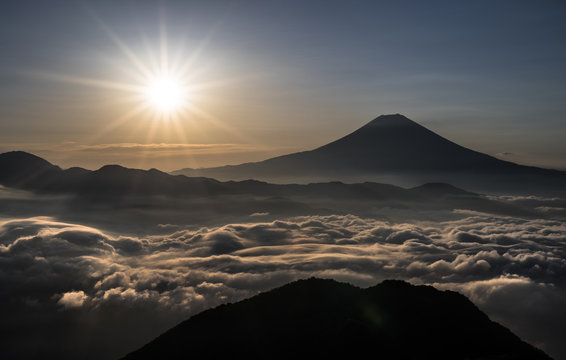 雲海越しの富士山と朝陽　