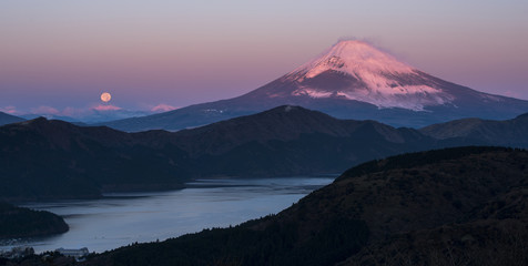 夜明けの芦ノ湖と富士山と沈む満月