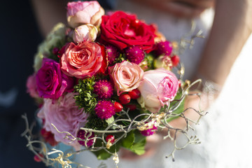 Brautpaar hält schönen Blumenstrauß