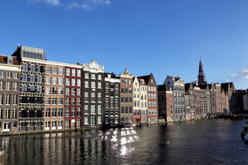 Obraz premium Typische Amsterdamer Häuser am Damrak in Amsterdam, Niederlande.